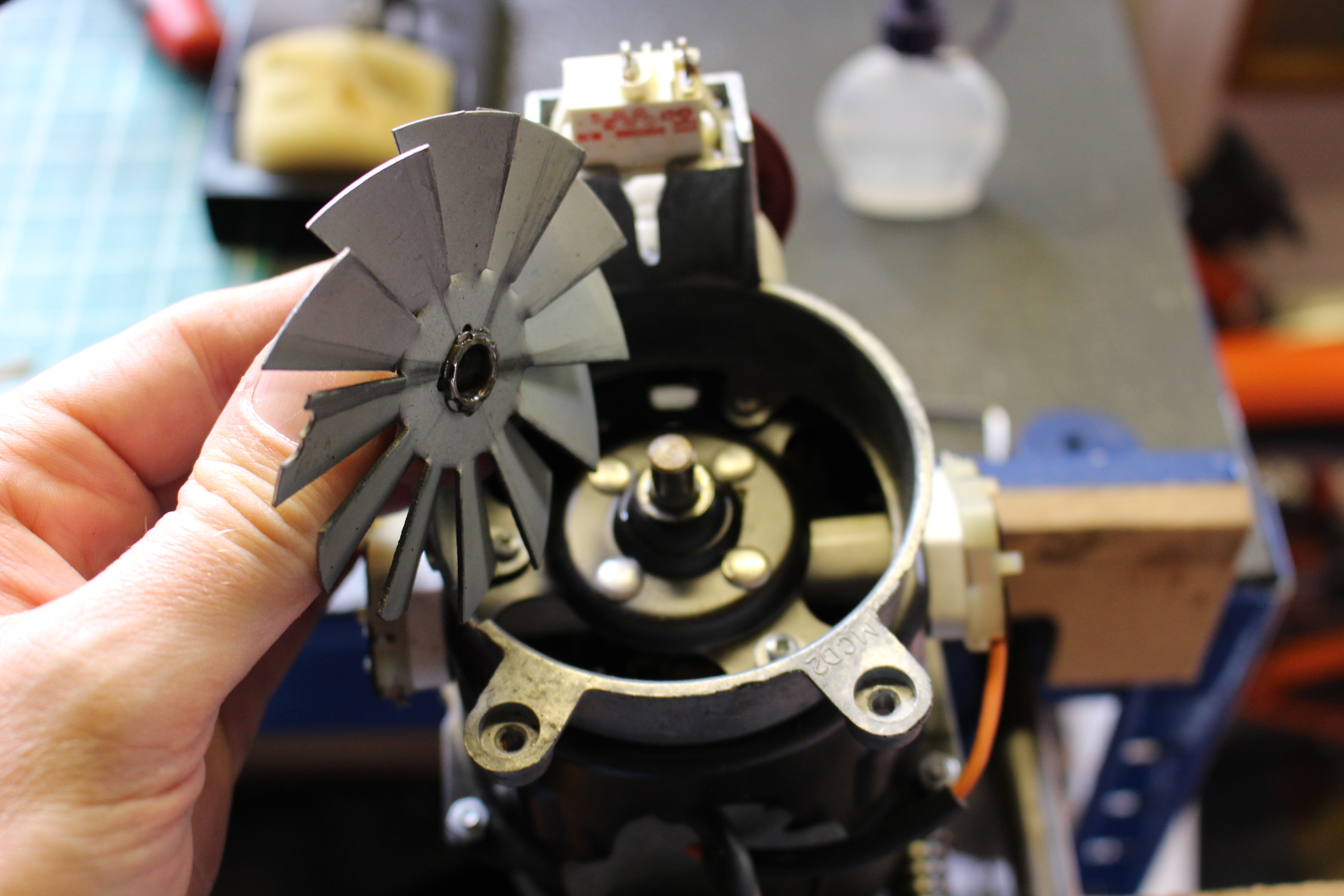 2 Spazzole Carbone Per Motore Kenwood Chef A901 / KM200 &ndash; Alta Qualit&agrave;