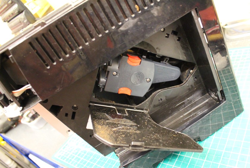 FixIrWorkshop, Worthing, Nov'20, DeLonghi Magnifica S, group head area.