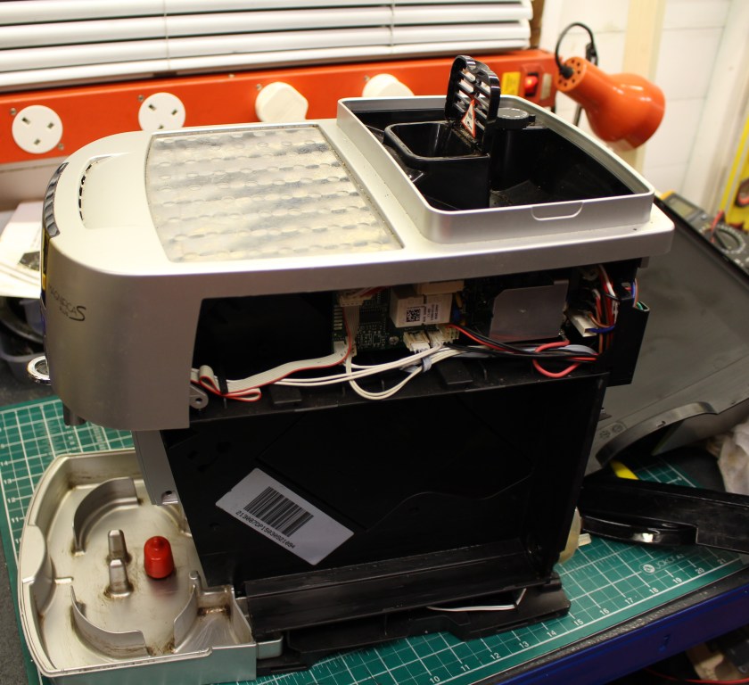 FixIrWorkshop, Worthing, Nov'20, DeLonghi Magnifica S, side panels removed.